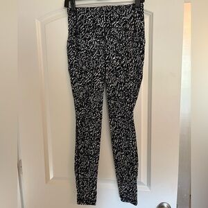 Lululemon leggings with side pockets - size 6